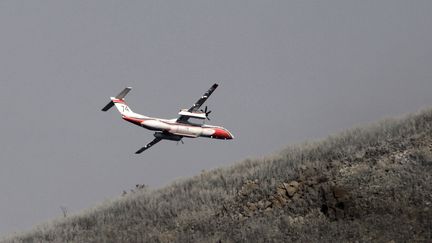 Un avion Dash 8 survole&nbsp;Biguglia, en Corse, le 25 juillet 2017. (PASCAL POCHARD-CASABIANCA / AFP)