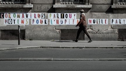 Inscriptions sur les murs de l'hopital Lariboisière, le 12 mai 2020.&nbsp; (JOEL SAGET / AFP)