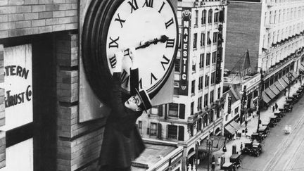 Même en s'accrochant aux aiguilles de l'horloge (comme l'acteur Harold Lloyd dans le film "Safety Last"), impossible d'arrêter le temps ou d'influer sur lui ! (AMERICAN STOCK ARCHIVE / MOVIEPIX / GETTY IMAGES)