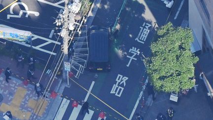 Une photo aérienne montre une voiture de couleur noire contre une barricade près de l'ambassade israélienne à Tokyo, le 16 novembre 2023. (YOICHI HAYASHI / YOMIURI / AFP)