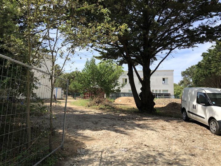 The construction site of the future reception center for asylum seekers, in Saint-Brevin-les-Pins (Loire-Atlantique), May 24, 2023. (RAPHAEL GODET / FRANCEINFO)