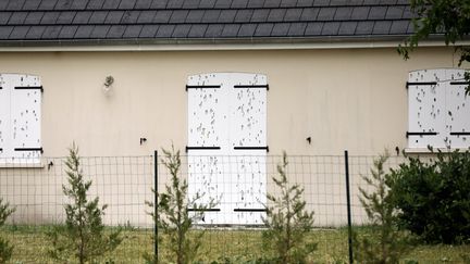 Des grêlons ont mitraillé les volets de cette maison, le 21 juin 2022. (SGAUDARD / MAXPPP)