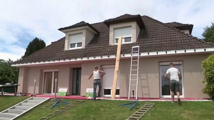 Parmi les propositions de la Convention citoyenne sur le climat, la rénovation énergétique des logements pourrait être appliquée rapidement. L’exécutif veut en faire une priorité. Les propriétaires s’inquiètent. (FRANCE 3)