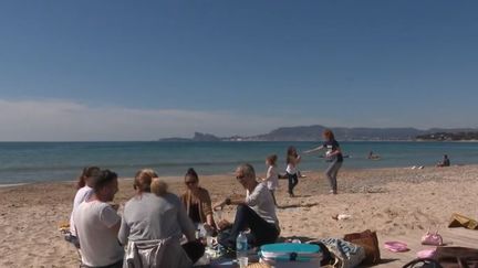 Sur la Côte-d'Azur, les températures clémentes et le soleil radieux donnent un avant-goût de vacances. (FRANCE 2)