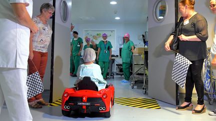 Les voitures électriques permettent de réduire le stress du passage au bloc opératoire pour les enfants hospitalisés (photo d'illustration). (MICHEL CLEMENTZ / MAXPPP)