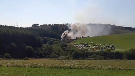 Capture d'écran d'une vidéo montrant un panache de fumée et un déploiement de véhicules de secours après le déraillement d'un train près de Stonehaven (Ecosse), le 12 août 2020. (CHRIS HARVEY / STV NEWS / ESN / AFP)