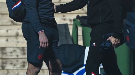 L'arrière de Montpellier et du XV de France Anthony Bouthier, le 11 novembre 2020 avec Fabien Galthié (ANNE-CHRISTINE POUJOULAT / AFP)