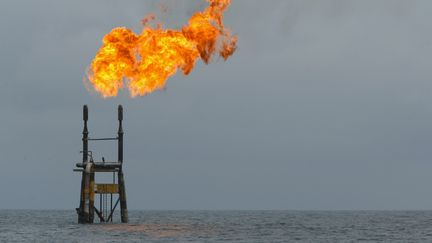 Vue d'une torchère au large des côtes angolaises sur une plateforme pétrolière de Total (illustration). (MARTIN BUREAU / AFP)