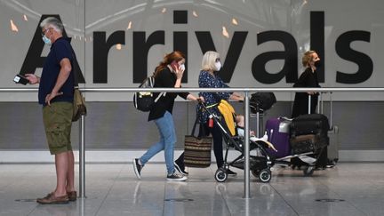 Des voyageurs arrivent à l'aéroport de Heathrow à Londres (Royaume-Uni), le 3 juin 2021. (DANIEL LEAL-OLIVAS / AFP)