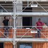 Des ouvriers s'hydratent sur un chantier à Toulouse (Haute-Garonne) lors d'une vague de chaleur, le 15 juin 2022. (FREDERIC SCHEIBER / HANS LUCAS / AFP)