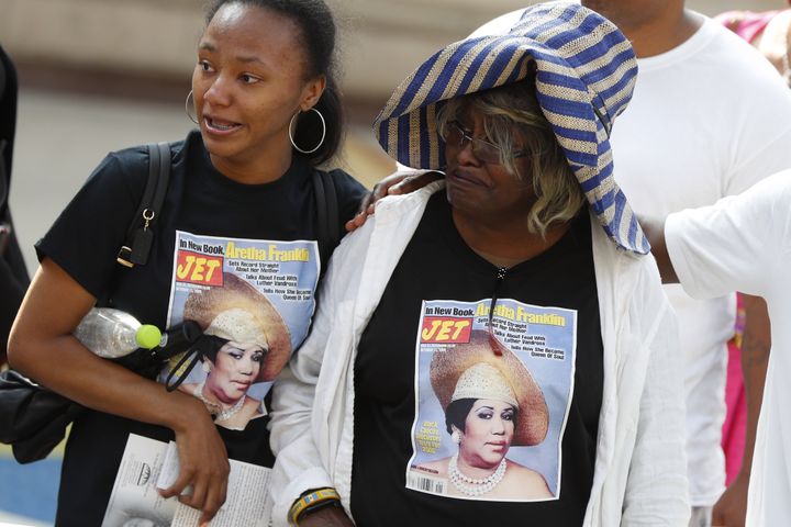 Des fans d'Aretha Franklin se dirige vers la dépouille de la chanteuse. (PAUL SANCYA / POOL)