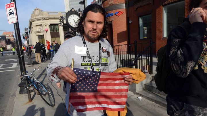 Carlos Arredondo&nbsp;a secouru&nbsp;des dizaines de bless&eacute;s lors de l'attentat de Boston (Etats-Unis), le 15 avril 2013. (DARREN MCCOLLESTER / GETTY IMAGES / AFP)