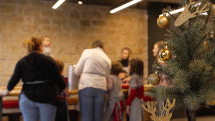 Savourer un bon plat est un plaisir, mais le préparer avec un proche est sans doute encore plus agréable. En cette période de vacances et de fêtes de fin d'année, les ateliers de cuisine parents/enfants font le plein ! La cuisine en binôme se décline aussi en livres. (France 2)