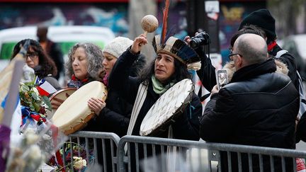 Devant la salle de concert, Dabadi Thaayrohyadi pratique un rituel chamanique. Il est l’un des porte-paroles des droits des peuples indigènes aux Nations Unis et à l’Organisation des Etats d’Amérique (OEA). Egalement président de l’association Mahkimé en France et fondateur de l’Université indigène internationale, il diffuse au cours de ses voyages les enseignements de la tradition ancestrale toltèque (Mexique). Dabadi Thaayrohyadi, chanteur et musicien, est initiateur de la cérémonie des 8000 tambours sacrés pour la guérison de la Terre Mère et pour la joie de vivre et la paix dans le monde.   (AFP PHOTO / MATTHIEU ALEXANDRE)