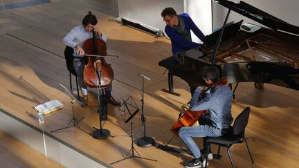 Gautier Capuçon en Master Class, avec l'élève Stéphane Tétreault et le pianiste Samuel Parent.
 (Lorenzo Ciavarini Azzi/Culturebox)