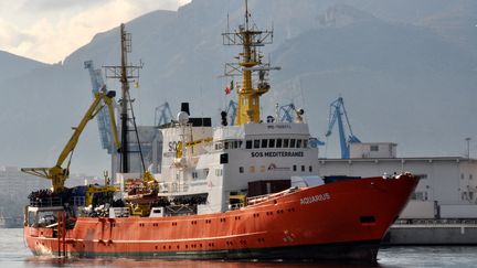 Le navire Aquarius dans le port de Palerme, en Italie, le 13 octobre 2017. (ALESSANDRO FUCARINI / AFP)