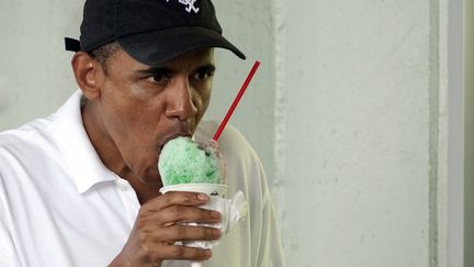 Le pr&eacute;sident am&eacute;ricain Barack Obama mange une glace &agrave; Kailua, &agrave; Hawa&iuml; (Etats-Unis), le 3 janvier 2011, le dernier jour de ses vacances. (SAUL LOEB / AFP)