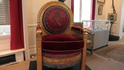 Le fauteuil trône de Napoléon 1er vendu à Fontainebleau
 (S Pichavant France 3 Culturebox)