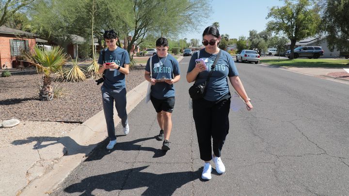 Saul Rascon, Abril Valenzuela et José lors d'une session de porte-à-porte, le 12 octobre 2024 à Phoenix, dans l'Arizona (Etats-Unis). (VALENTINE PASQUESOONE / FRANCEINFO)