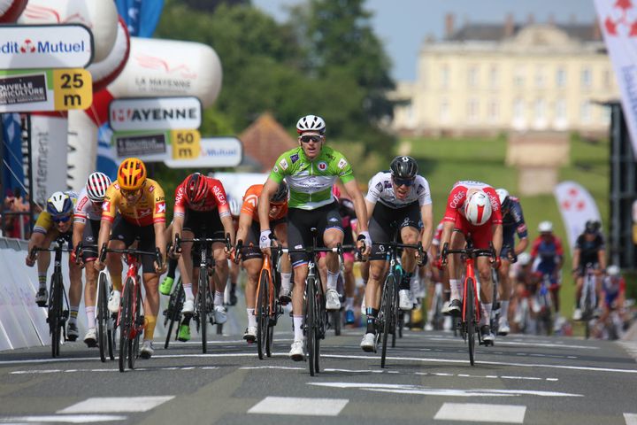 Arnaud Démare (en vert) sur les Boucles de la Mayenne, le 29 mai 2021. (LAURENT LAIRYS / DPPI / AFP)