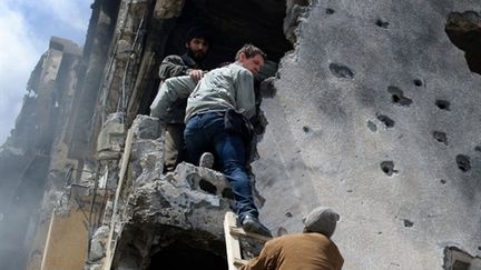 Le photographe Tim Hetherington (C) en compagnie de rebelles libyens à Misrata, le 20 avril 2011, peu avant sa mort. (AFP/PHIL MOORE)