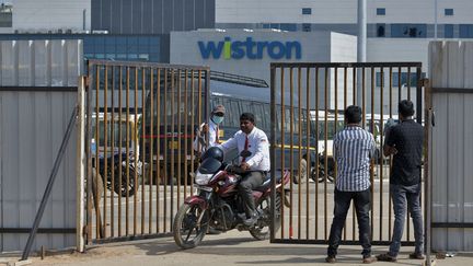 L'entrée de l'usine du groupe taïwanais Wistron, fabriquant des IPhone pour Apple, le 13 décembre 2020, à Narsapura, près de Bengalore, en Inde. (MANJUNATH KIRAN / AFP)