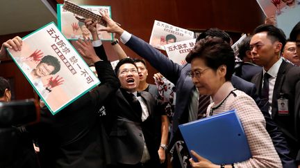 Carrie Lam vient prononcer son discours de politique générale, le 16 octobre 2019, au Parlement de Hong Kong. (TYRONE SIU / REUTERS)