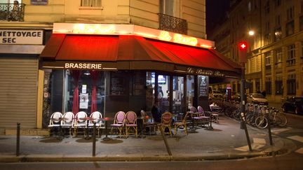 Une terrasse de café désertée, vendredi 20 novembre, dans le XIe arrondissement de Paris, une semaine après les attentats. (NICOLAS CARVALHO OCHOA / AFP)