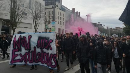 Près de&nbsp;1 200 personnes ont manifesté en soutien aux occupants de la ZAD de Notre-Dame-des-Landes, à Nantes (Loire-Atlantique),le 9 avril 2018. (RADIO FRANCE / LOUIS DE BERGEVIN)