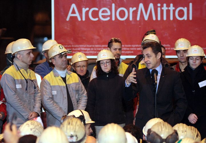 Nicolas Sarkozy, le 4 f&eacute;vrier 2008, lors de sa premi&egrave;re visite &agrave; l'aci&eacute;rie de Gandrange (Moselle). (FREDERICK FLORIN / AFP)