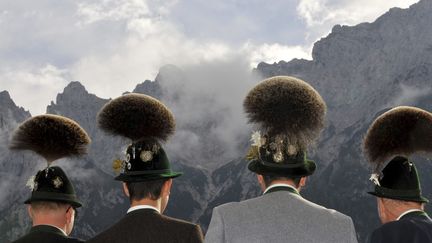 Des hommes participent au concours annuel de port de gamsbart, des ornements de chapeaux traditionnels bavarois faits de poils de chamois, &agrave; Mittenwald (Allemagne), le 14 octobre 2012. (EPA / MAXPPP)