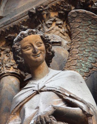 La fameuse statue dite de «l'ange qui sourit», située sur la façade ouest de la cathédrale de Reims (photo prise le 15 février 2009) (AFP - Manuel Cohen)