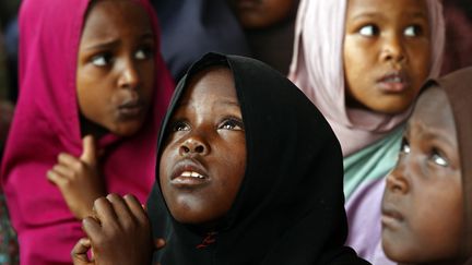 Des enfants attendent de recevoir de la nourriture distribu&eacute;e par une ONG &agrave; Mogadiscio (Somalie), le 30 juin 2012. (GORAN TOMASEVIC / REUTERS)