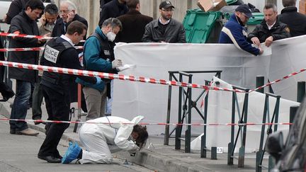 La police recueille des &eacute;l&eacute;ments devant le coll&egrave;ge juif Ozar-Hatorah de Toulouse (Haute-Garonne) o&ugrave; une&nbsp;fusillade, qui a fait quatre morts dont trois enfants, s'est produite le 19 mars 2012. (ERIC CABANIS / AFP)