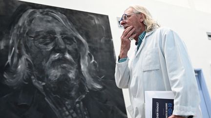 Le virologue Didier Raoult lors d'une conférence de presse sur le Covid-19 à l'institut médical IHU de Marseille le 20 avril 2022. (CHRISTOPHE SIMON / AFP)