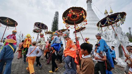 pour rejoindre les différents temples. Portés par leurs pères, ils défilent au son des flûtes, des tambours et des cymbales. (Li Mangmang/Xinhua/Sipa)