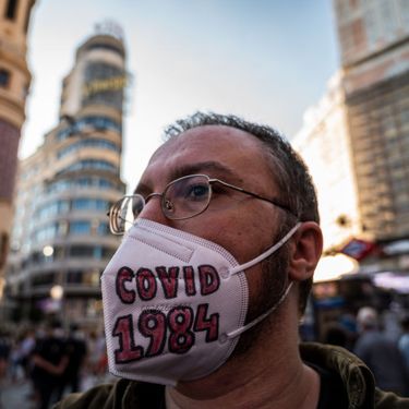 Un homme porte un masque avec l'inscription "Covid 1984" lors d'une manifestation à Madrid, le 13 juin 2020. (MARCOS DEL MAZO / LIGHTROCKET / GETTY IMAGES)