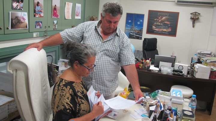 Cristina et Teodoris Matchouka, &agrave; la t&ecirc;te d'une entreprise de confiseries qui compte 84 employ&eacute;s, font le tri dans leurs factures, lundi 6 juillet 2015 &agrave; Ath&egrave;nes (Gr&egrave;ce). (ELISE LAMBERT/FRANCETV INFO)