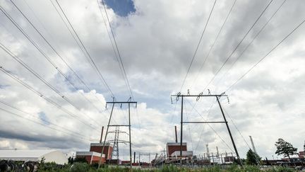 Des lignes à haute-tension près de la centrale nucléaire de Olkiluoto (Finlande), le 17 août 2017. (ANTTI YRJONEN / NURPHOTO / AFP)