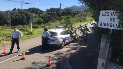 Des policiers sur les lieux de la découverte du corps&nbsp;en Corse, le 19 avril 2016. (FRANCE 3 CORSE)