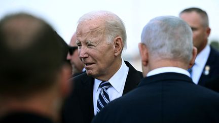 Le président américain, Joe Biden, à son arrivée à Tel-Aviv, le 18 octobre 2023. (BRENDAN SMIALOWSKI / AFP)