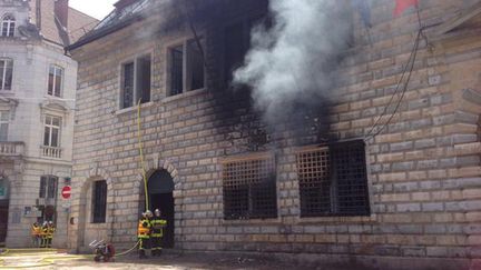 &nbsp; (Les pompiers éteignent l'incendie dans la mairie de Besançon © Radiofrance - France Bleu Besançon)