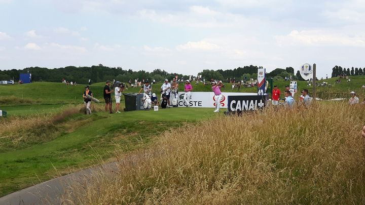 Alexander Lévy au départ du trou numéro 12 sur le golf national. (Fabrice Rigobert Radio France)