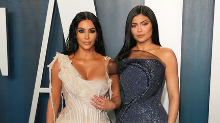 Les&nbsp;sœurs Kim Kardashian et Kylie Jenner, photographiées le 9 février 2020 à Beverly Hills, près de Los Angeles (Etats-Unis).&nbsp; (FPA / FULL PICTURE AGENCY / AFP)