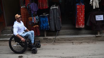 Scott Doolan, le paraplégique qui veut atteindre le camp de base de l'Everest, le 15 mars 2018 à Katmandou (Népal). (PRAKASH MATHEMA / AFP)