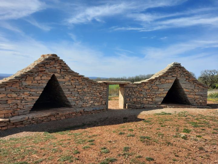 L'œuvre d'art refuge de Super-Cayrou sur la commune de Gréalou dans le Lot. (ANNE CHEPEAU / RADIO FRANCE)