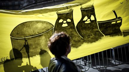 Un manifestant le 12 mars 2018 à Paris, sept ans après la catastrophe Fukushima au Japon. (STEPHANE DE SAKUTIN / AFP)