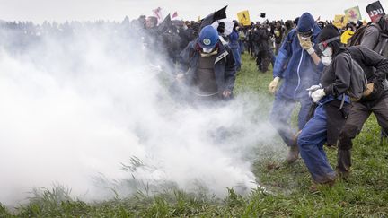 Selon le décompte officiel des autorités judiciaires, il y a donc désormais 47 gendarmes blessés. (JEAN-FRANCOIS FORT / HANS LUCAS)