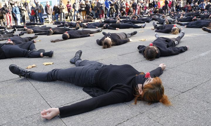 Montpellier : la "danse de la colère" de&nbsp;200 artistes réunis et chorégraphiés par le collectif Les Essentiels le 12 décembre 2020. (GIACOMO ITALIANO / HANS LUCAS)