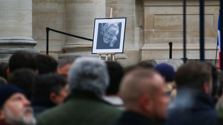 Une photo de Jean-Marie Le Pen à l'entrée de l'église Notre-Dame du Val-de-Grâce, à Paris, le 16 janvier 2025. (QUENTIN DE GROEVE / HANS LUCAS / AFP)